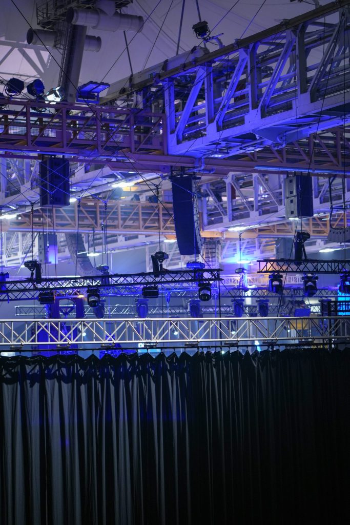 une grande usine avec des lumières bleues